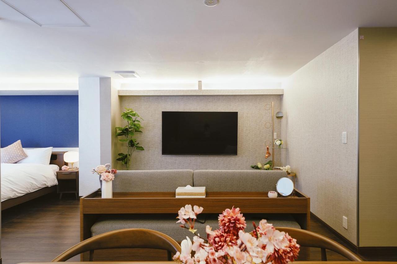 Cherry Blooming Tokyo- All Suite Boutique Hotel 东京伊樱里-中央区全套房艺术酒店 Екстериор снимка