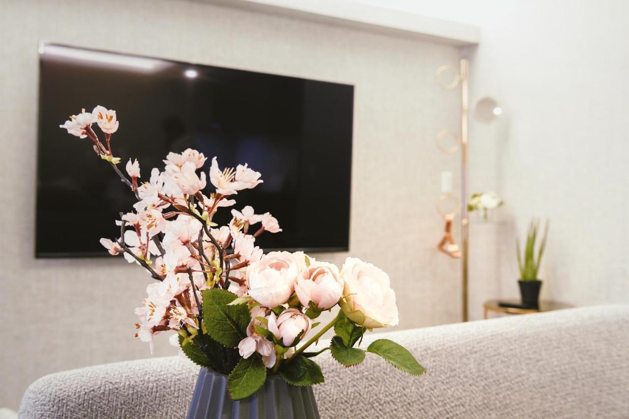Cherry Blooming Tokyo- All Suite Boutique Hotel 东京伊樱里-中央区全套房艺术酒店 Екстериор снимка